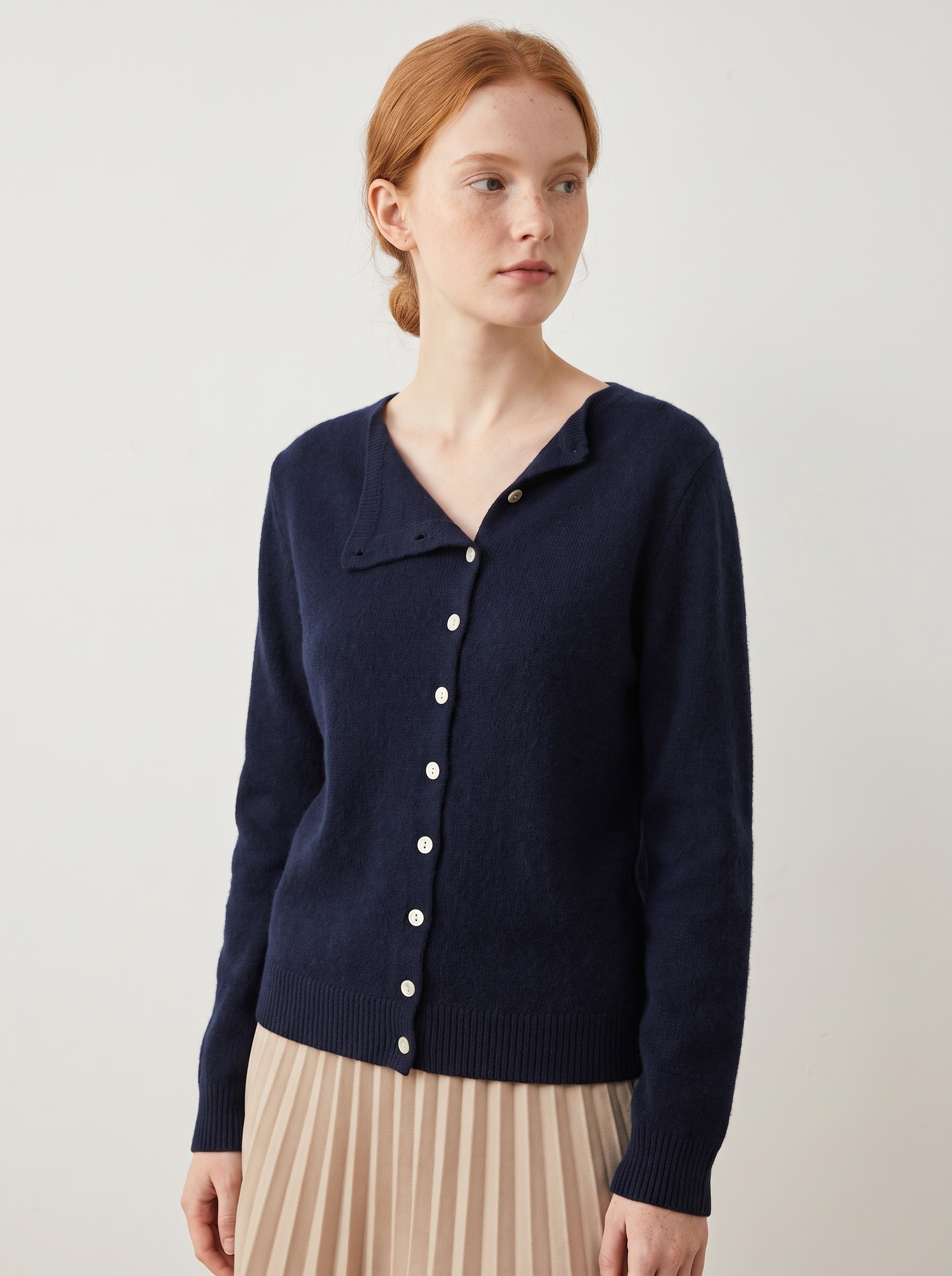 Gebreide Dames Cardigan met Knoopsluiting en Zachte Pasvorm – Marineblauw (detail)