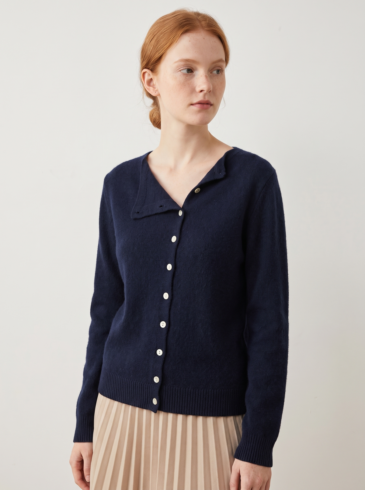 Gebreide Dames Cardigan met Knoopsluiting en Zachte Pasvorm – Marineblauw (detail)