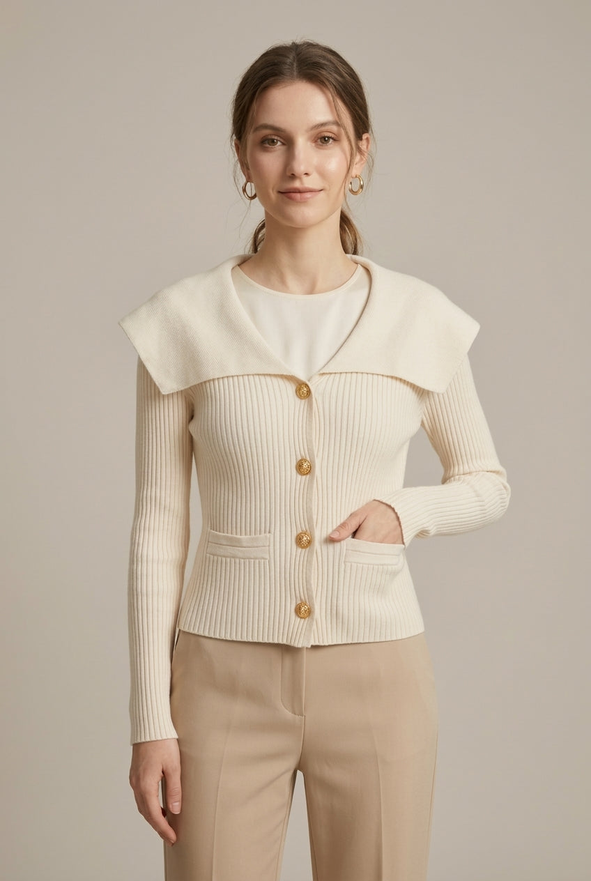 Ribgebreid vest met brede schouderkraag en goudkleurige knopen – Beige