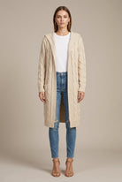 Lang kabelgebreid dames vest met capuchon en zakken – Beige