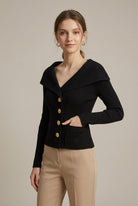 Ribgebreid vest met brede schouderkraag en goudkleurige knopen – Black
