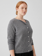 Gebreide Dames Cardigan met Knoopsluiting en Zachte Pasvorm – Grijs (detail)
