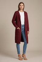 Lang kabelgebreid dames vest met capuchon en zakken – Wine Red