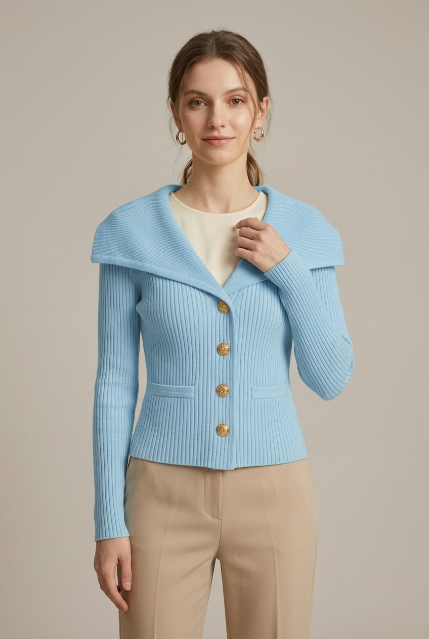 Ribgebreid vest met brede schouderkraag en goudkleurige knopen – Sky Blue
