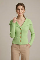 Ribgebreid vest met brede schouderkraag en goudkleurige knopen – Light Green