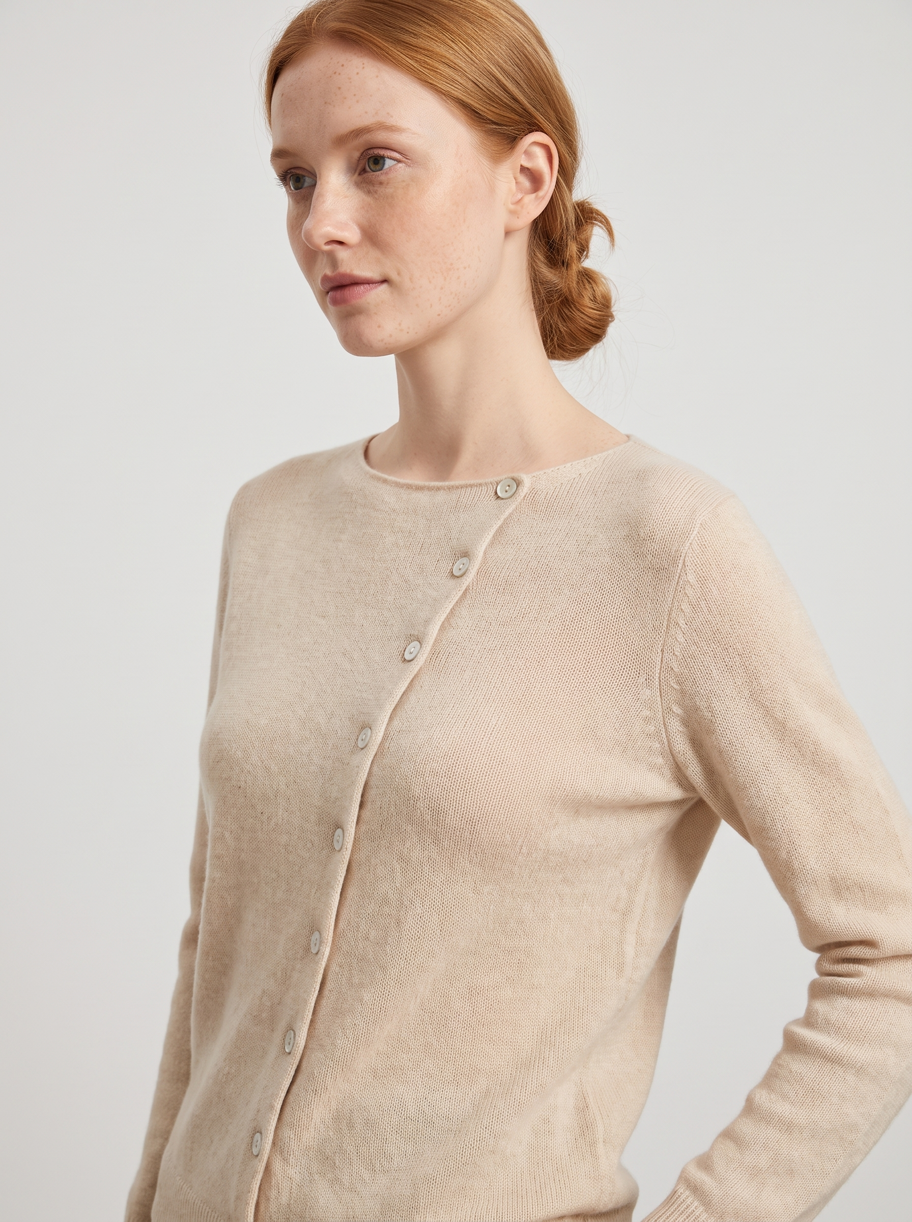 Gebreide Dames Cardigan met Knoopsluiting en Zachte Pasvorm – Crème (detail)