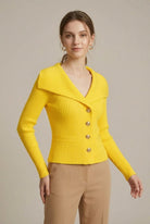 Ribgebreid vest met brede schouderkraag en goudkleurige knopen – Yellow