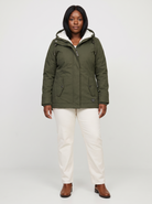 Maggie Lange Winterparka met Capuchon en Teddyvoering – Legergroen